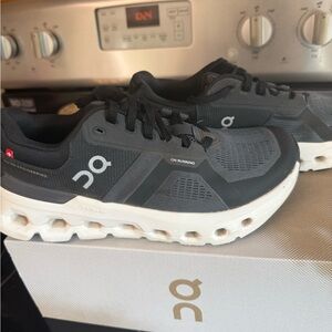 On Running Black and White Sneakers with Modern Design
Cloud runner 2 wide